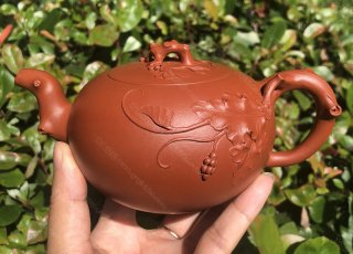 樹樁葡萄壺；朱泥380CC